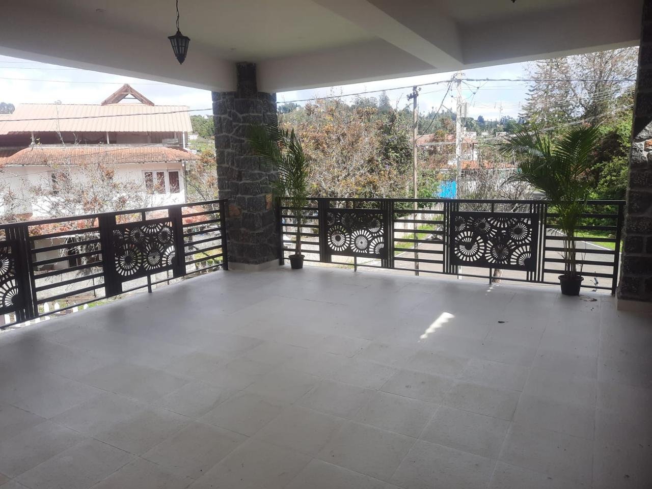 First floor viewing balcony overlooking Kodaikanal