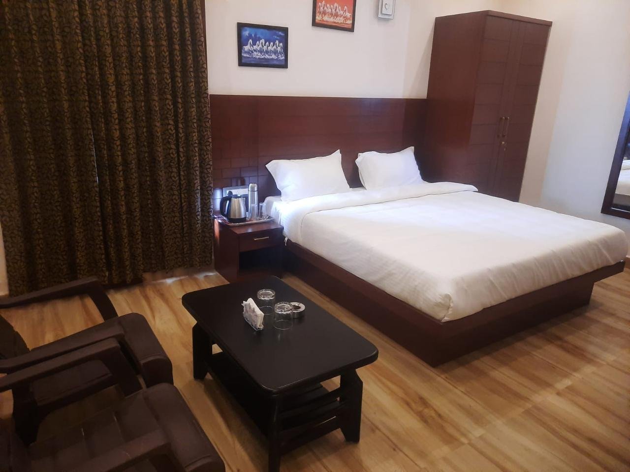 Deluxe Room with Queen cot and attached geyser bath